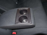 リヤシートの運転席側と助手席側の間には収納式の肘沖がついています。