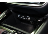 小物の収納に便利なセンタートレイには携帯等のデバイスの充電可能なUSB出力電源付です。