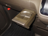 運転席と助手席の間には引き出し式のドリンクホルダーがあります。取りやすい位置にありますからドライブも楽しくなりますね!