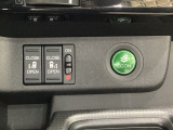 リアドアは乗り降りに便利な両側電動スライドドアです。また運転席に座っていながらスイッチ操作で自在にスライドドアを開け閉めできます。燃費に役立つECONボタンもここです。