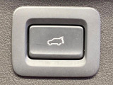 【パワーバックドア】スマートキーや運転席のボタンを押すだけでリアゲートが自動で開閉します!荷物を持っている時や、高い位置にあるバックドアを閉める際に便利な機能です♪