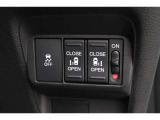 リアは両側パワースライドドアで開閉には運転席のスイッチ、もしくはスライドドアのドアハンドルを軽く引くだけで自動開閉します。
