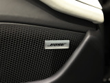 BOSEサラウンドサウンドシステムは、車内の音響特性に合わせて的確にチューニングされており、コンサートホールのようにバランスに優れた原音を忠実に再現した音響パターンを生み出します。