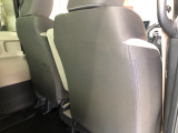 【座席シート】シート後側に便利な収納ポケットがあります。