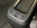 リアシート前のセンターコンソール部には、リア席用の充電可能なUSB端子が2個ついています。センターコンソールがトレイになるので、移動中の充電にも使えて便利です。