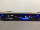 デジタル表示のスピードメーターとタコメーターを大きく配した見やすいメーター部になっています。左側のインフォメーション画面でオドメーターや燃費などの情報を確認できます。