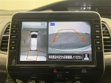 【アラウンドビューモニター】まるでクルマを真上から見下ろしたかのような視点で駐車をサポートします!クルマの斜め後ろや真横など、前後左右の4つのカメラの映像が合成されて、モニターに映し出されます。