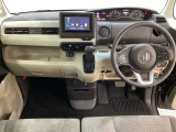 車内は光触媒抗菌消臭施工済です。インパネ周りはスタイリッシュなデザインで機能や装備も充実しています。グローブボックスやカップホルダーのほかにトレーなどたくさんの収納スペースが付いています。