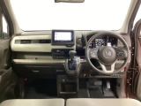 車内は光触媒抗菌消臭施工済です。インパネ周りはスタイリッシュなデザインで機能や装備も充実しています。グローブボックスやカップホルダーのほかにトレーなどたくさんの収納スペースが付いています。