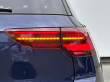 LEDテールランプ(ダイナミックターンインジケーター付き)特徴的な配光パターンによって後続車からの視認性が高まり、万一の追突の危険性を軽減します。