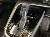 CVT車のセレクトレバーです。低速から高速まで、変速ショックのないスムーズな走りと、エンジン効率のよい領域を維持して燃費にも貢献します。サイドブレーキはスイッチ操作の電子制御パーキングブレーキです。