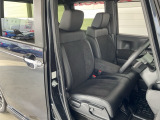 肘掛けとシートヒーター装備のフロントシートで長時間でも快適ドライブ!