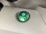 ECON モードをON にするとアクセルペダルの動きに対するエンジンの反応とエアコンの制御を切り換えることで、燃費のいい運転をするドライバーがペダルを踏んだ時と同じようにエンジンを制御します。