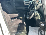 乗り心地の良いフロントシートです。足回りも広々としておりますので、長時間の運転も疲れづらいですよ。