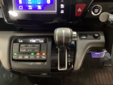 インパネシフトだから視線の移動も少なく足元もスッキリ。運転席もゆったりしているのでゆとりを持ってドライブできますね。