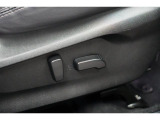 &rdquo;電動シートを装備。お客様に安全に運転頂けるよう座席の位置、座面の上げ下げやリクライニングの加減も細やかな設定を可能にしました。&rdquo;