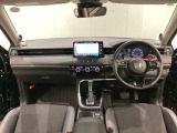 車内は光触媒抗菌消臭施工済です。インパネ周りはスタイリッシュなデザインです。グローブボックスやカップホルダーのほかにトレーなどたくさんの収納スペースが付いています。