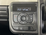 【オートエアコン】一度お好みの温度に設定すれば、車内の温度を検知し風量や温度を自動で調整。暑い&hellip;寒い&hellip;と何度もスイッチ操作をする必要はありません。快適な車内空間には必須の機能ですね♪