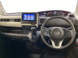 車内は光触媒抗菌消臭施工済です。インパネ周りはスタイリッシュなデザインで機能や装備も充実しています。グローブボックスやカップホルダーのほかにトレーなどたくさんの収納スペースが付いています。