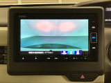 ギヤをR(バック)に入れるとナビの画面に後ろの映像が映るリアカメラ付です。後退時、コンディションが悪い視界でもカラーバックモニターがドライバーをサポートします。