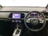 車内は光触媒抗菌消臭施工済です。スタイリッシュなデザインで暖かみのあるインパネ周りを演出します。グローブボックスやカップホルダーのほかにトレーなどたくさんの収納スペースが装備されています。