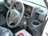 運転席側にも便利なドリンクホルダー付いています。