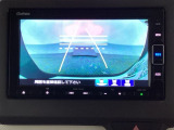 バックでの車庫入れも安心です! リアカメラが付いているバックモニター付のナビを装備しております。操作線もついており距離感も画面から確認できます。