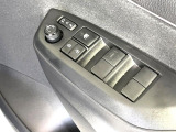 【電動格納ミラー】サイドミラーは電動格納式となっており、狭い駐車場でもキズがつくリスクを抑えられます。