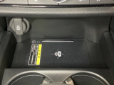センターコンソールにはワイヤレス充電器を装備してます。Qi(チー)規格対応のスマートフォンなどを置くだけでワイヤレスで充電可能です。またスマートフォンの充電可能なUSB端子なども別途装備しています。