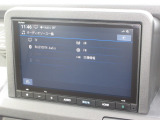 ナビゲーションは純正8インチメモリーナビ(VXM-245ZFEi)を装着しております。AM、FM、Bluetooth、フルセグTVがご使用いただけます。初めて訪れた場所でも安心ですね!