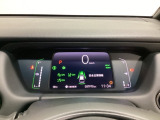 デジタル表示のスピードメーターとタコメーター、燃費やオドメーターなどの表示の他に、ホンダセンシング機能などの表示もできる多機能なマルチインフォメーション・ディスプレイです。