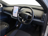 【harman/kardon】5つのスピーカーを内蔵したサウンドバーにより、ドライバーを包み込む音場を実現しました。また、洗練されたミニマルデザインは、キャビンをスタイリッシュに彩ります。