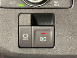 指先だけで簡単に操作が可能な電動パーキングブレーキを採用。「HOLD」スイッチを押すと、渋滞や信号待ちなどでブレーキペダルから足を離しても、ブレーキを保持するので安心です