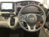 【ハンドル】運転にかかわる様々な操作を安全に行えるように視点移動が少なく操作性に配慮されたスイッチ類が凝縮されたコックピットです。