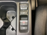 セレクターノブの下に、3つの異なる加速感を楽しめるドライブモードスイッチがついています。一般道、スポーツ走行、エコ走行など、シーンに合わせて最適な加速感を楽しめるドライブモードスイッチです。