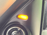 【後方車輛検知】走行中、ドアミラーの死角になりやすい箇所に後続車が接近するとサイドミラー付近に警告を表示、ドライバーに注意喚起をしてくれます。