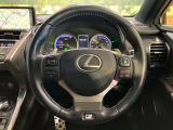 【パドルシフト】ハンドルから手を離さずに素早くシフトアップ&ダウンができるので、エンジンブレーキを使う下り坂や高速道路の合流で加速したい場面で役立ちます。