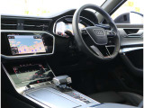 Audiのインテリアは厳選素材を緻密に作りこんだ美しい個々のパーツを、衝撃にも耐えうるよう丁寧に組み上げて、構成されています。見た目に美しく、そして機能的でもあること。これこそがAudiのインテリアの伝統です
