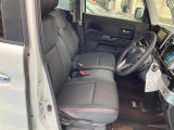 運転席と助手席は、ぴったりくっついています。
