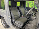 運転席まわりには十分なスペースがあり、大柄な方でもゆったり運転していただける環境です。