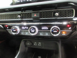 オートエアコンは左右席で独立温度コントロールが可能です。シートヒーター付きで、冷えた車内でもスイッチを押せば数秒で座面と背もたれがあたたかくなります。