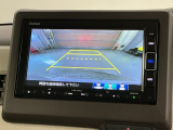 リバースギアに入れるだけで後方の表示へ切り替わります。夜間や雨の日の駐車も楽になりますよ。
