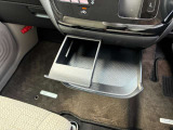 運転中にも飲み物を置けるドリンクホルダーです。エアコンの噴出し口の出口にありますので冷たい飲み物が冷えたままです。