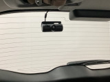 後方にもドライブレコーダーのカメラが付いています。前後両方でお車の周りを監視・記録いたします。