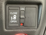 【片側パワースライドドア】片側がパワースライドドアになっており、運転席のスイッチやスマートキーでも開閉が可能です!開口部も広いので乗り降りも楽々♪