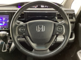 ハンドルにHondaセンシング系のクルーズコントロールやレーンキープアシストなどのスイッチと、オーディオの操作スイッチが装備されています。ハンドルから手を離さず安全に操作できます。