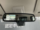 アラウンドビューモニターの映像はルームミラーに内蔵のモニターでも確認できます。