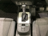 「e:HEV」は、モーター走行を中心にしながら電気エネルギーやエンジン動力を最も効率よく使い分けることができる賢いハイブリッドシステムです。サイドブレーキはスイッチ操作の電子制御パーキングブレーキです