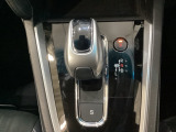 ハイブリッド専用セレクトレバーです。シフトチェンジを電子信号で送信するセレクトレバーを採用していますので、軽快でスマートな操作を楽しめます。