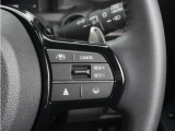 【アダプティブクルーズコントロール】ステアリングのスイッチを操作するとミリ波レーダーで先行車との距離を測定。設定を適切に保ちながら加速・減速、さらに停止まで自動に追従します。